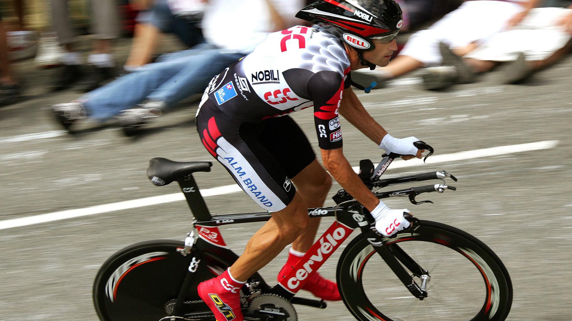 开云体育在线-赛道侧写，当迈凯伦的碳纤维扫过哈斯扬尘，阿隆索的头盔映出一圈新历史